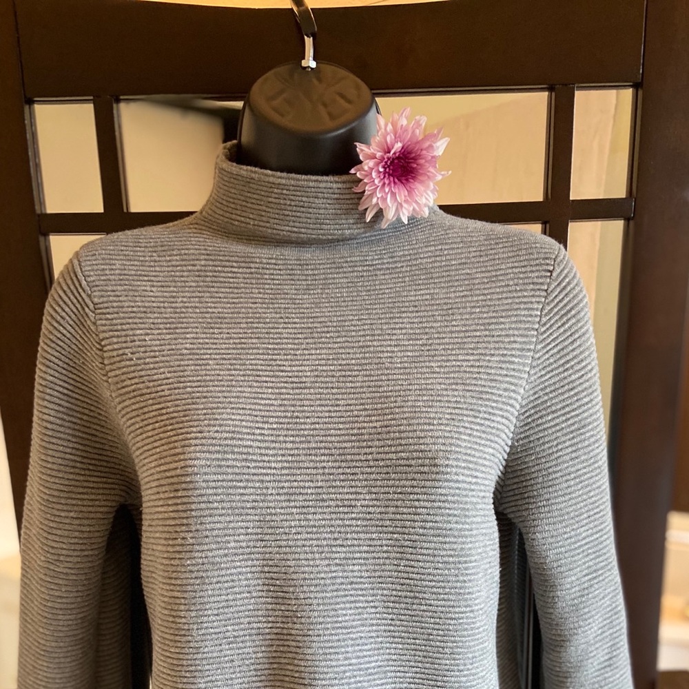 Pullover high neck/turtleneck RED sweater.